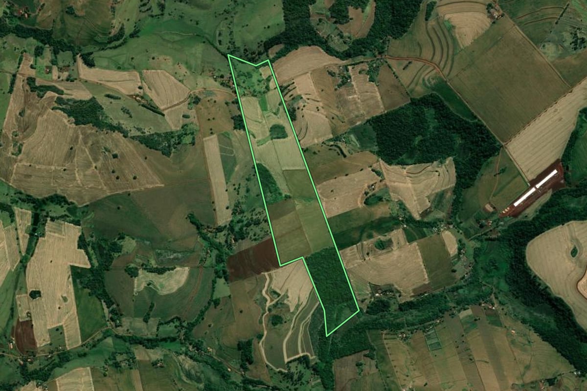 Imagem de satélite do imóvel rural em Santo Antônio da Platina (PR), com o contorno declarado no CAR desenhado por cima.