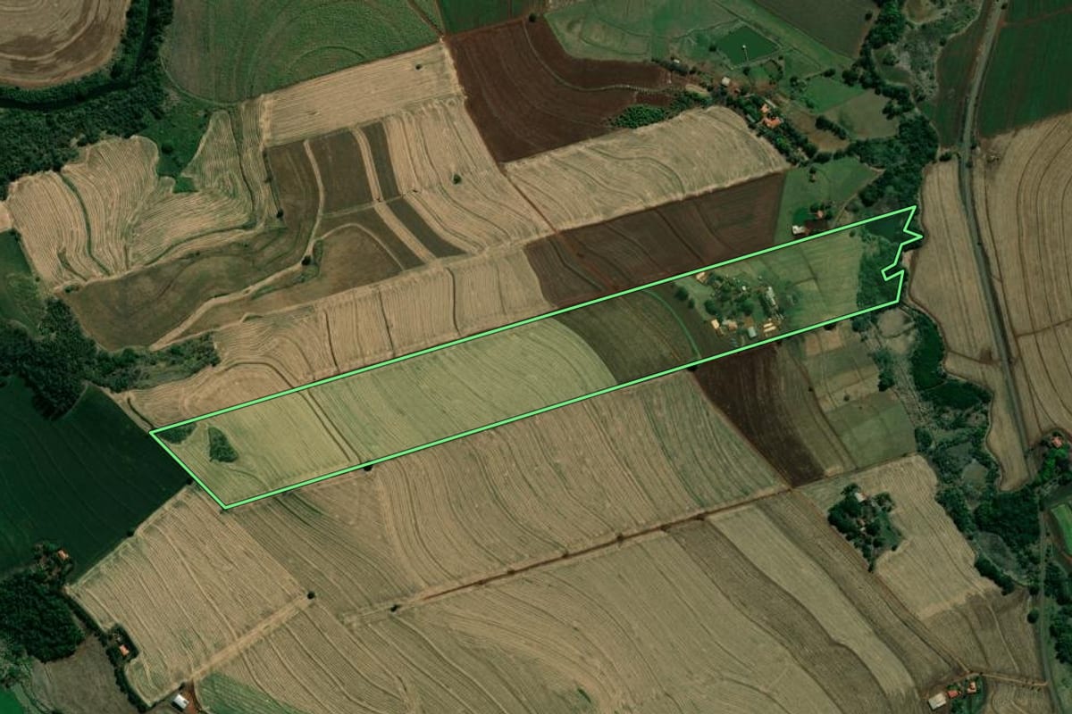 Imagem de satélite do imóvel rural em Santo Antônio da Platina (PR), com o contorno declarado no CAR desenhado por cima.