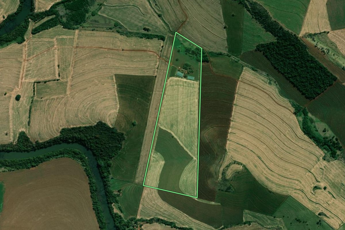 Imagem de satélite do imóvel rural em Santo Antônio da Platina (PR), com o contorno declarado no CAR desenhado por cima.