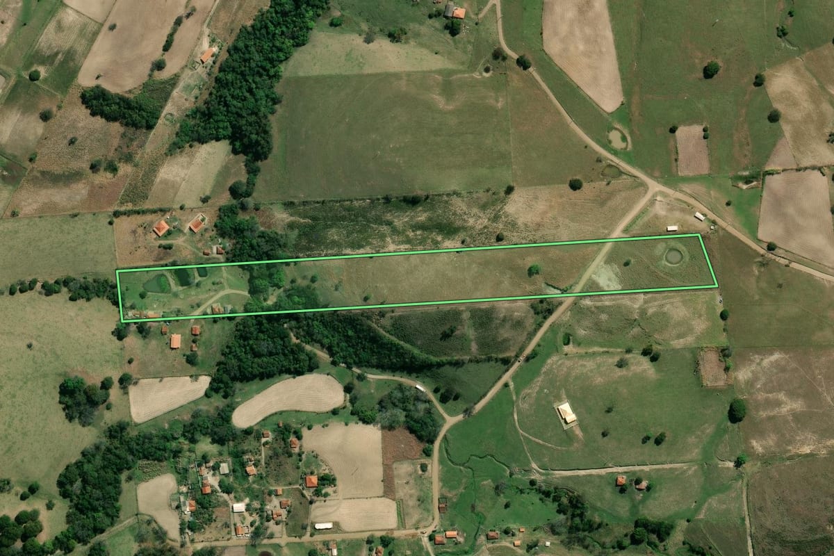 Imagem de satélite do imóvel rural em Santo Antônio da Platina (PR), com o contorno declarado no CAR desenhado por cima.