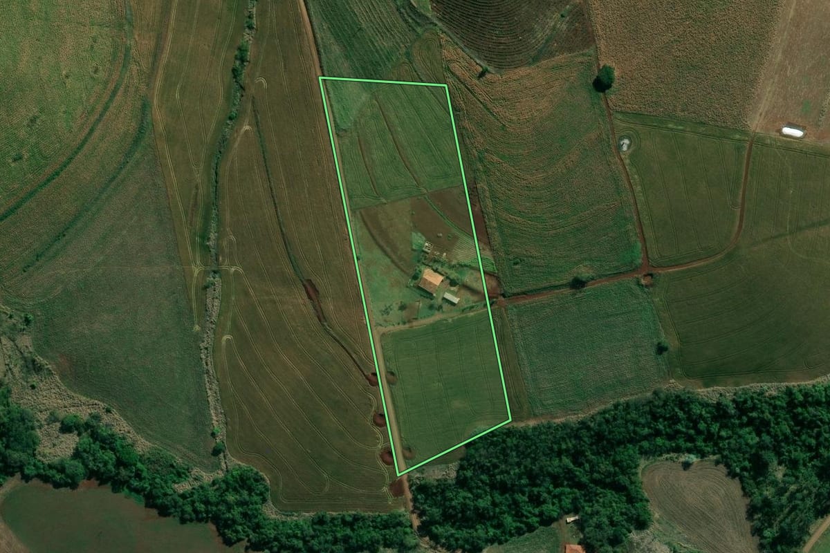 Imagem de satélite do imóvel rural em Santo Antônio da Platina (PR), com o contorno declarado no CAR desenhado por cima.