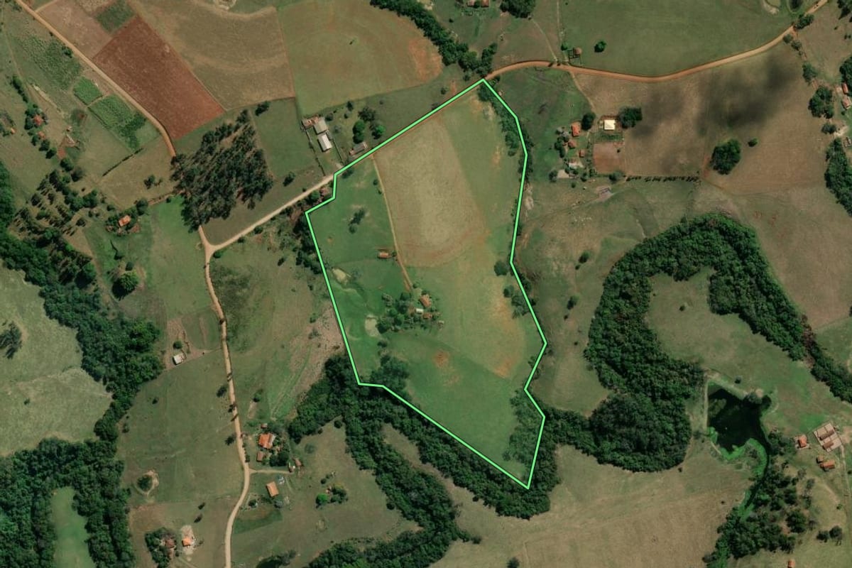 Imagem de satélite do imóvel rural em Santo Antônio da Platina (PR), com o contorno declarado no CAR desenhado por cima.