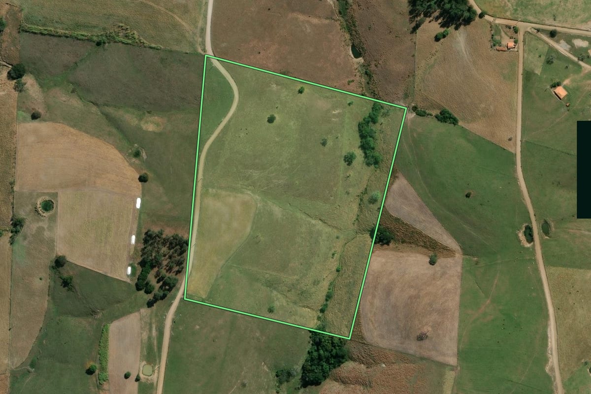 Imagem de satélite do imóvel rural em Santo Antônio da Platina (PR), com o contorno declarado no CAR desenhado por cima.