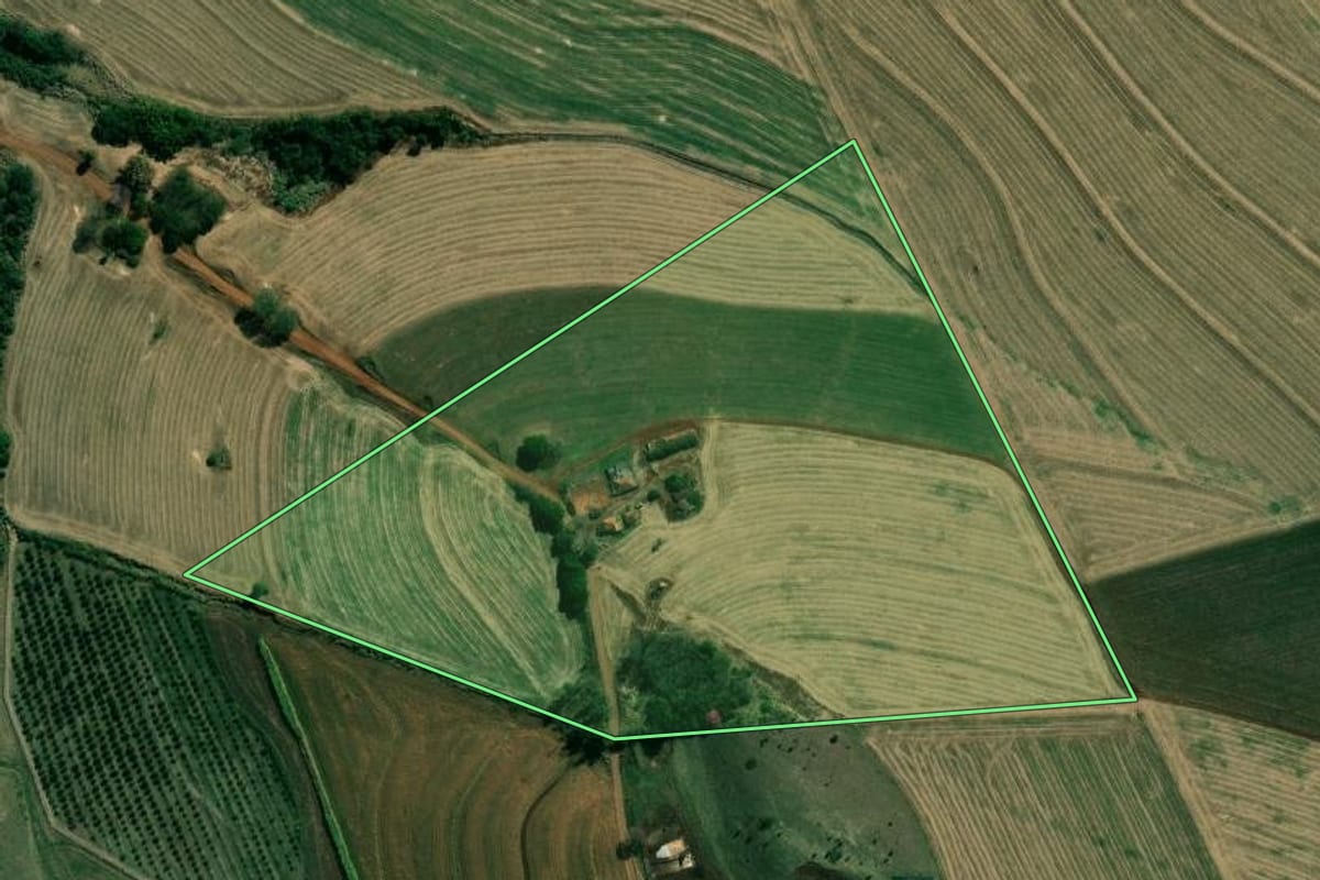 Imagem de satélite do imóvel rural em Santo Antônio da Platina (PR), com o contorno declarado no CAR desenhado por cima.