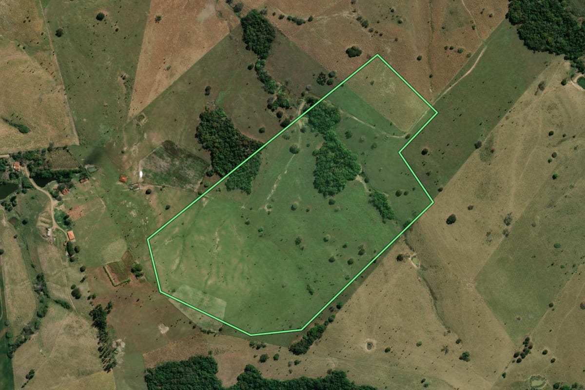 Imagem de satélite do imóvel rural em Santo Antônio da Platina (PR), com o contorno declarado no CAR desenhado por cima.
