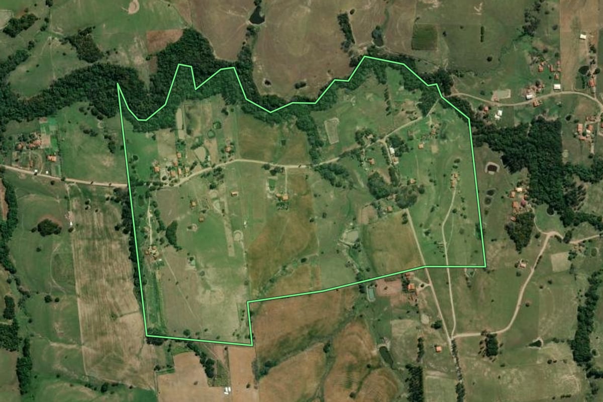 Imagem de satélite do imóvel rural em Santo Antônio da Platina (PR), com o contorno declarado no CAR desenhado por cima.
