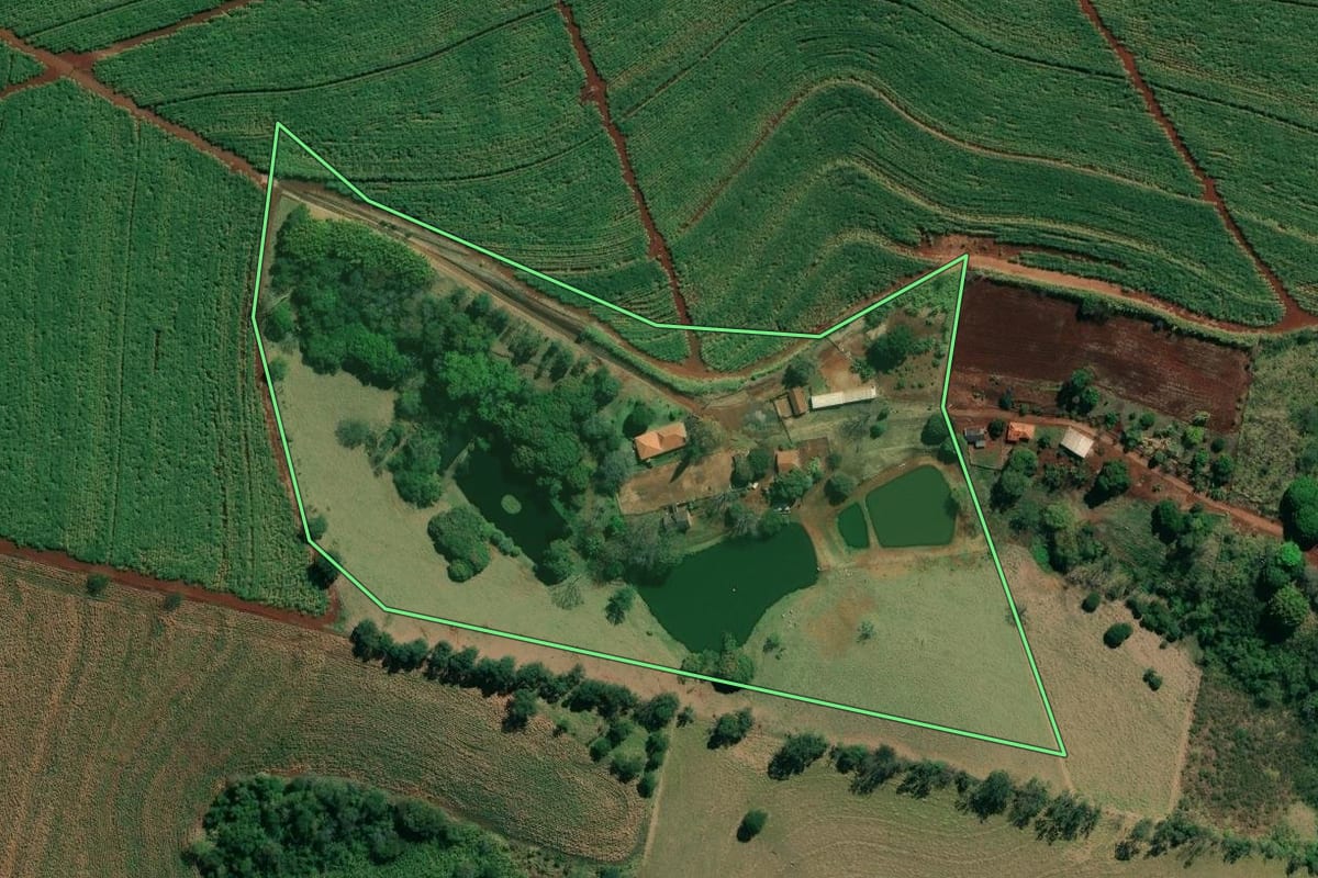 Imagem de satélite do imóvel rural em Santo Antônio da Platina (PR), com o contorno declarado no CAR desenhado por cima.