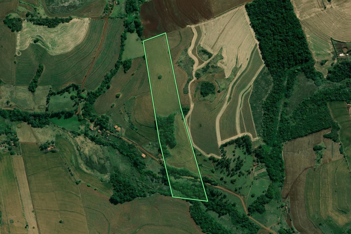 Imagem de satélite do imóvel rural em Santo Antônio da Platina (PR), com o contorno declarado no CAR desenhado por cima.