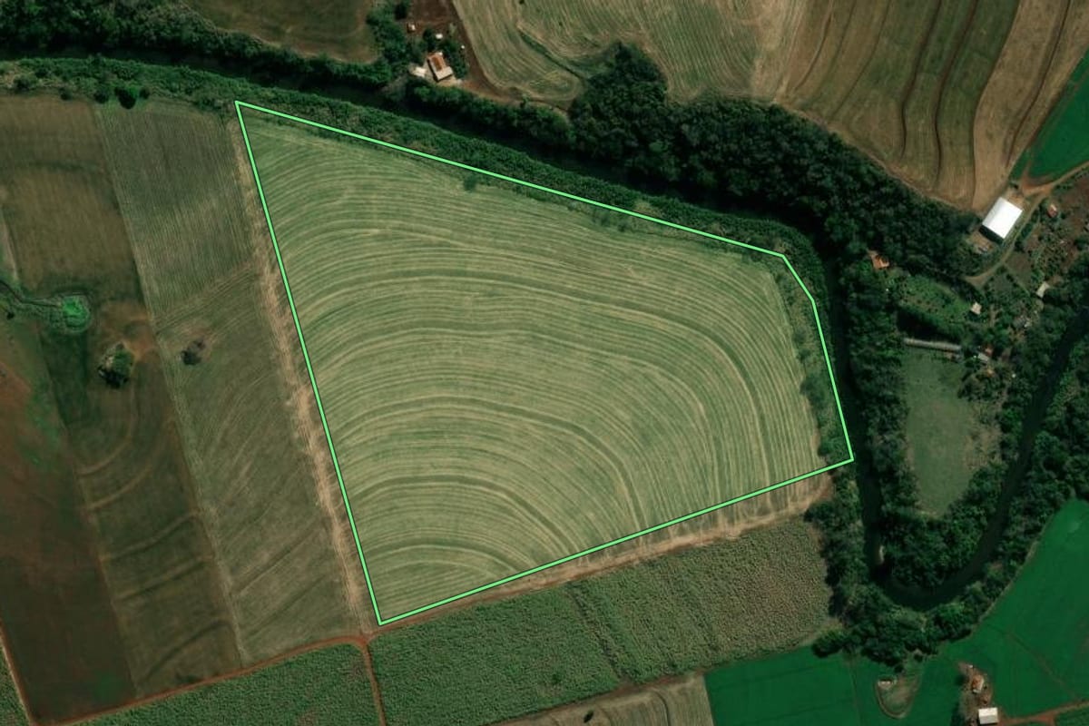 Imagem de satélite do imóvel rural em Santo Antônio da Platina (PR), com o contorno declarado no CAR desenhado por cima.