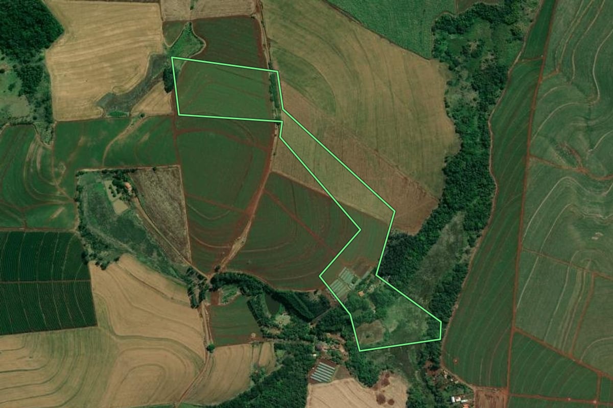 Imagem de satélite do imóvel rural em Santo Antônio da Platina (PR), com o contorno declarado no CAR desenhado por cima.