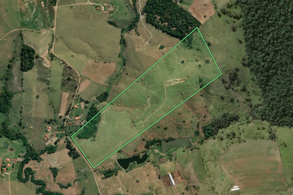 Imagem de satélite do imóvel rural em Santo Antônio da Platina (PR), com o contorno declarado no CAR desenhado por cima.