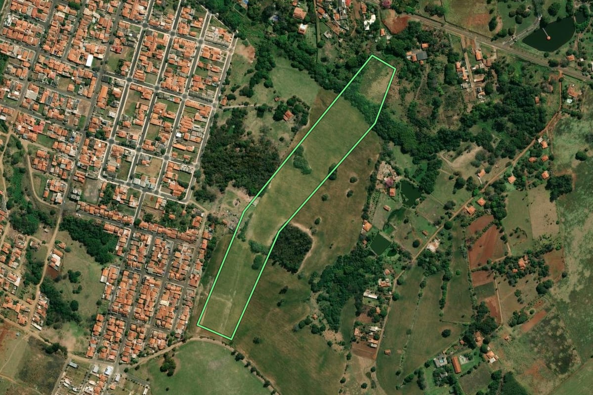 Imagem de satélite do imóvel rural em Santo Antônio da Platina (PR), com o contorno declarado no CAR desenhado por cima.
