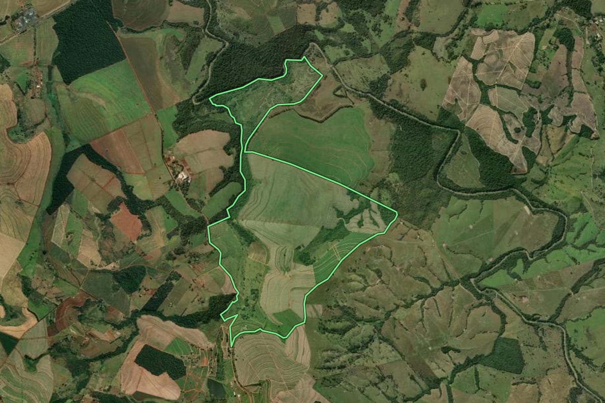 Imagem de satélite do imóvel rural em Santo Antônio da Platina (PR), com o contorno declarado no CAR desenhado por cima.