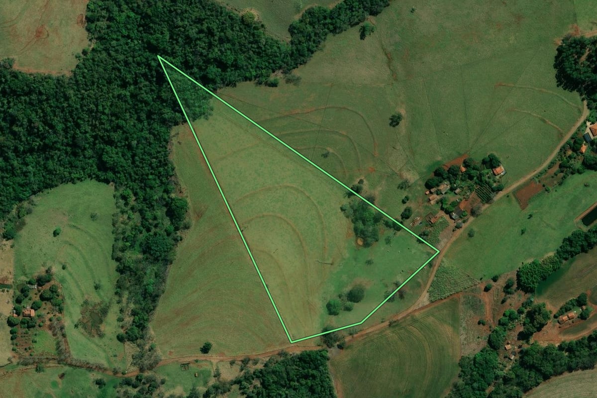 Imagem de satélite do imóvel rural em Santo Antônio da Platina (PR), com o contorno declarado no CAR desenhado por cima.