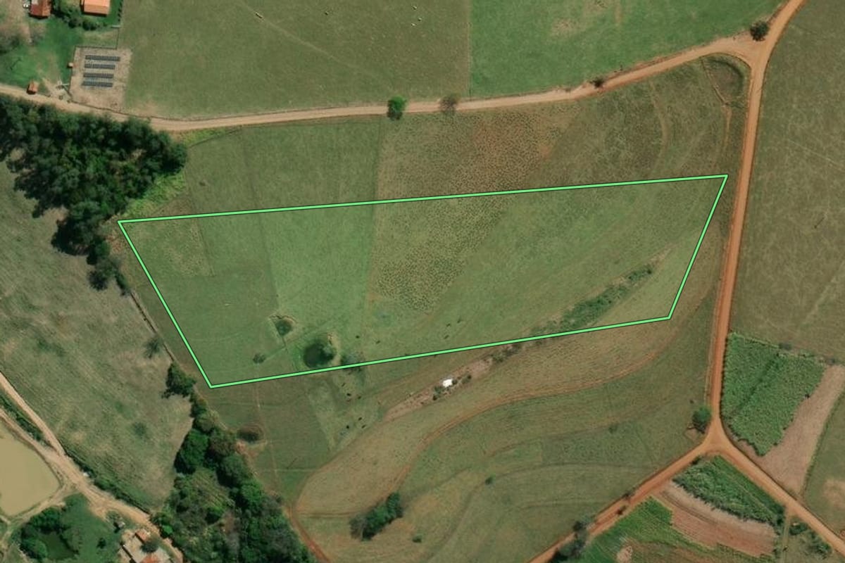 Imagem de satélite do imóvel rural em Santo Antônio da Platina (PR), com o contorno declarado no CAR desenhado por cima.