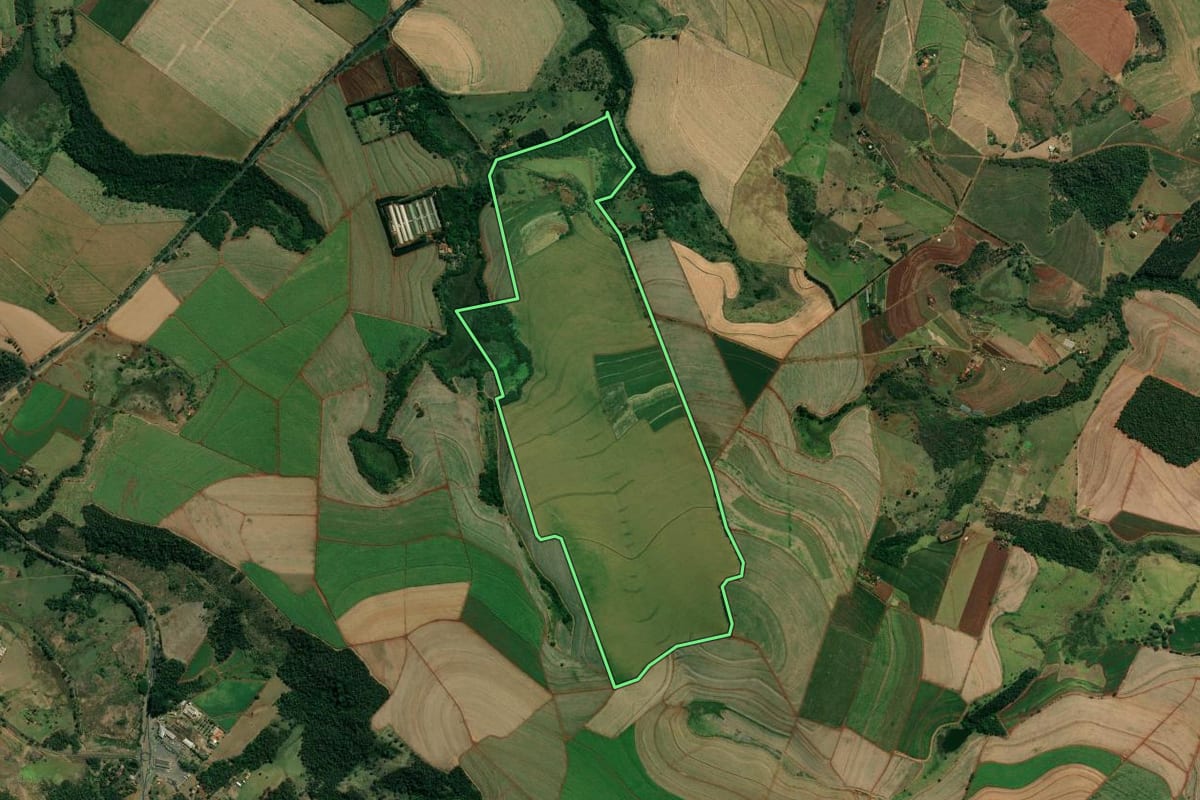 Imagem de satélite do imóvel rural em Santo Antônio da Platina (PR), com o contorno declarado no CAR desenhado por cima.