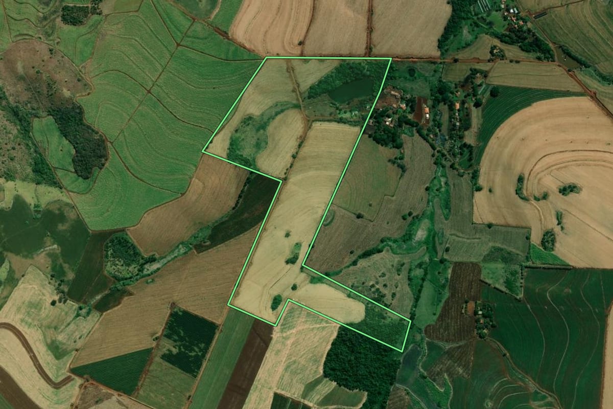 Imagem de satélite do imóvel rural em Santo Antônio da Platina (PR), com o contorno declarado no CAR desenhado por cima.