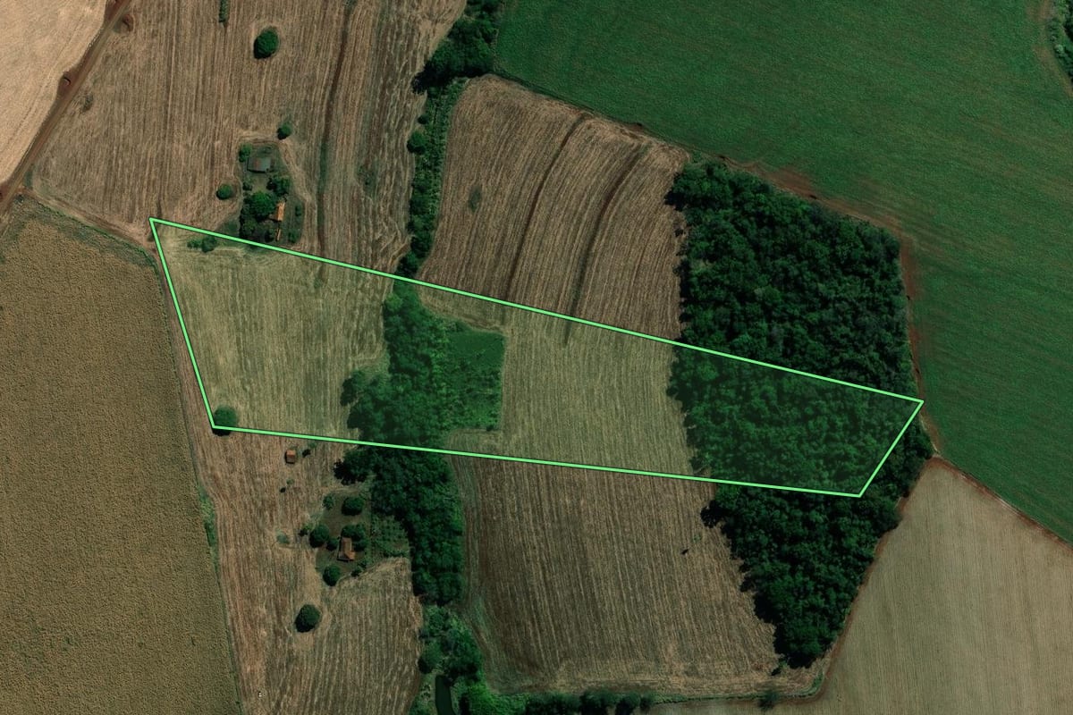 Imagem de satélite do imóvel rural em Santo Antônio da Platina (PR), com o contorno declarado no CAR desenhado por cima.