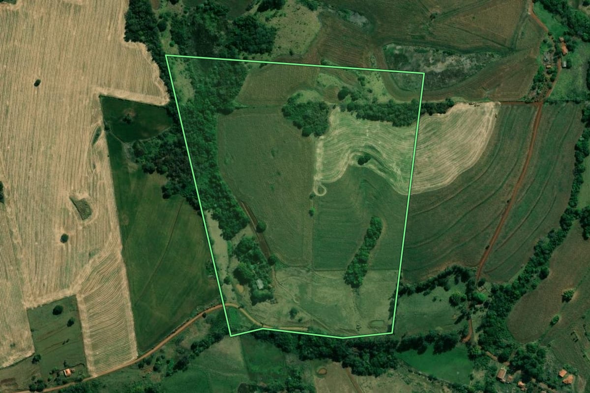 Imagem de satélite do imóvel rural em Santo Antônio da Platina (PR), com o contorno declarado no CAR desenhado por cima.