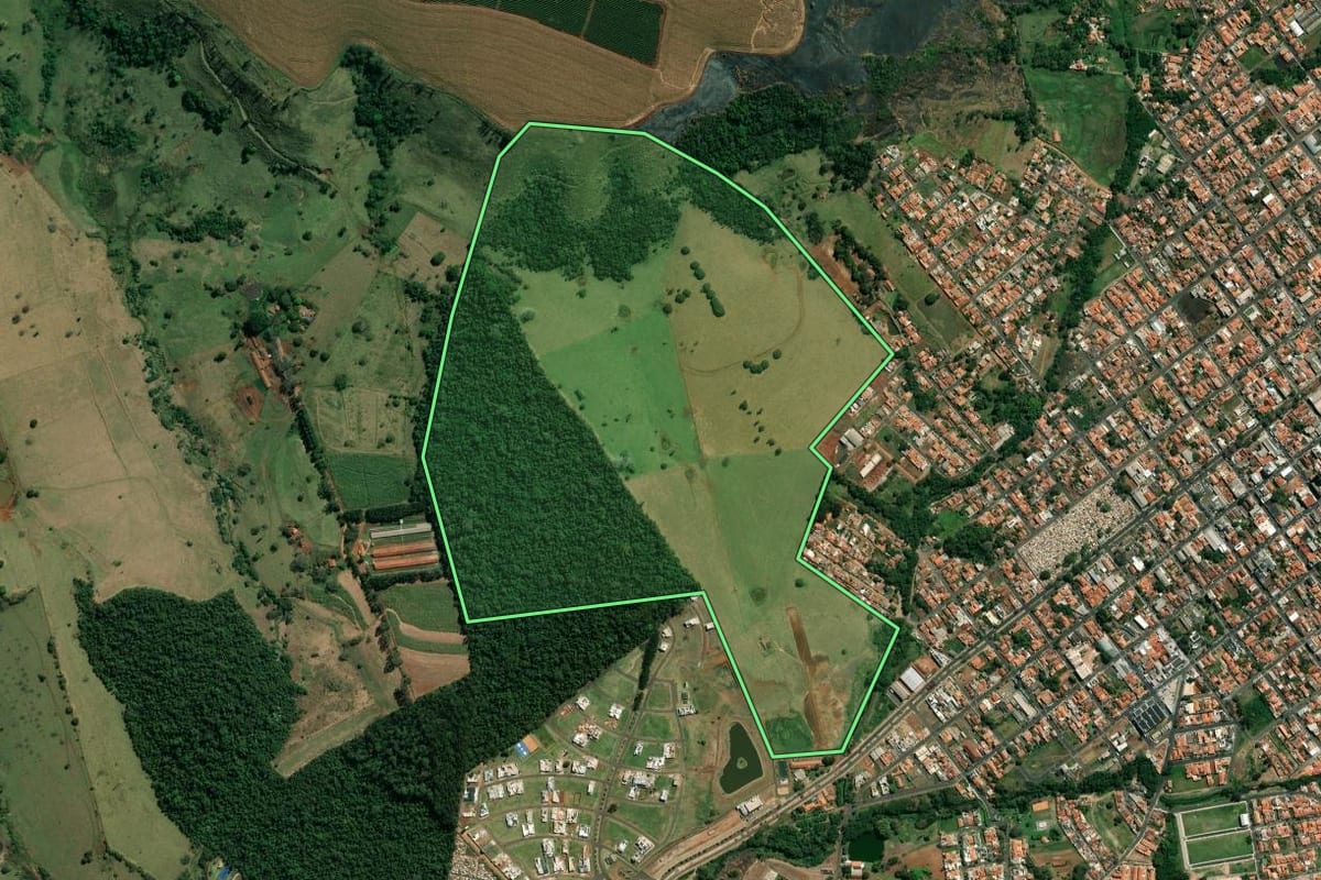 Imagem de satélite do imóvel rural em Santo Antônio da Platina (PR), com o contorno declarado no CAR desenhado por cima.