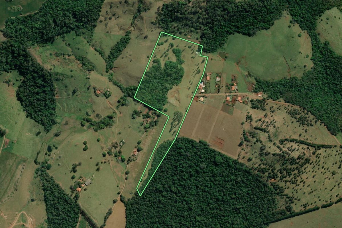 Imagem de satélite do imóvel rural em Santo Antônio da Platina (PR), com o contorno declarado no CAR desenhado por cima.