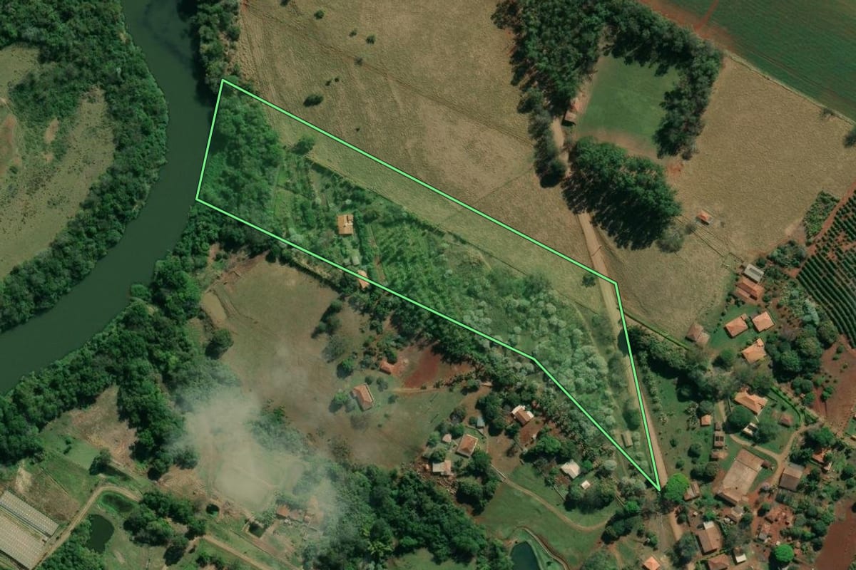Imagem de satélite do imóvel rural em Santo Antônio da Platina (PR), com o contorno declarado no CAR desenhado por cima.