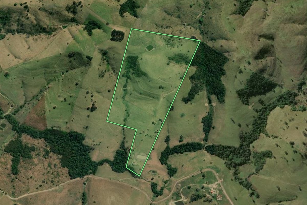 Imagem de satélite do imóvel rural em Santo Antônio da Platina (PR), com o contorno declarado no CAR desenhado por cima.