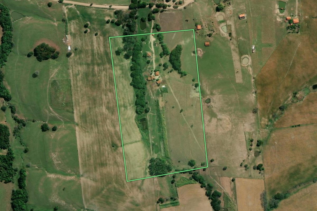 Imagem de satélite do imóvel rural em Santo Antônio da Platina (PR), com o contorno declarado no CAR desenhado por cima.