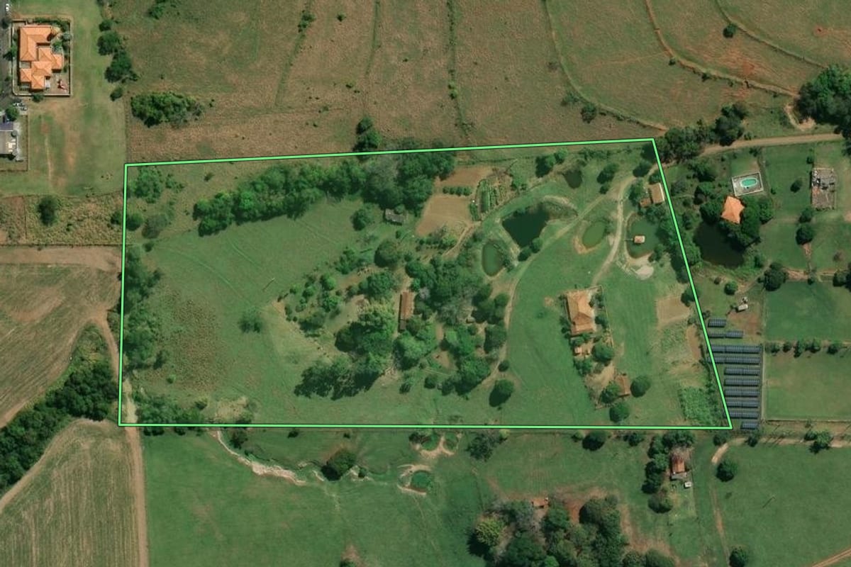 Imagem de satélite do imóvel rural em Santo Antônio da Platina (PR), com o contorno declarado no CAR desenhado por cima.