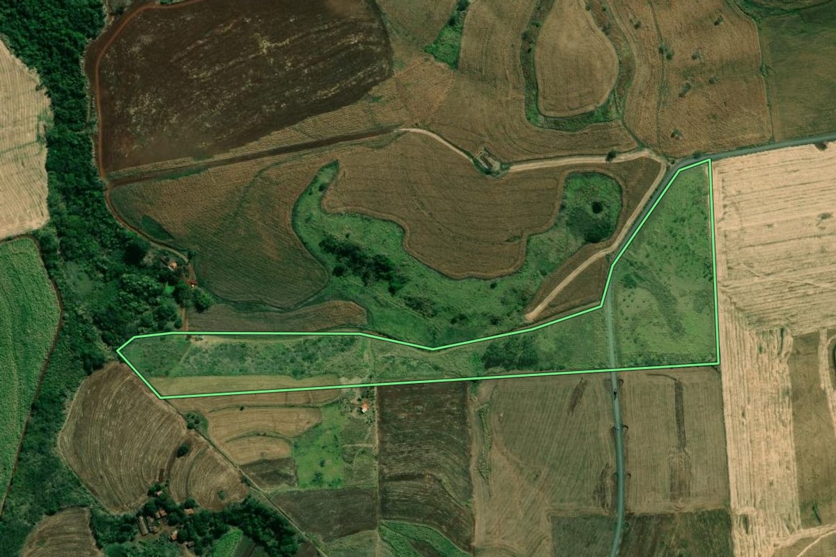 Imagem de satélite do imóvel rural em Santo Antônio da Platina (PR), com o contorno declarado no CAR desenhado por cima.