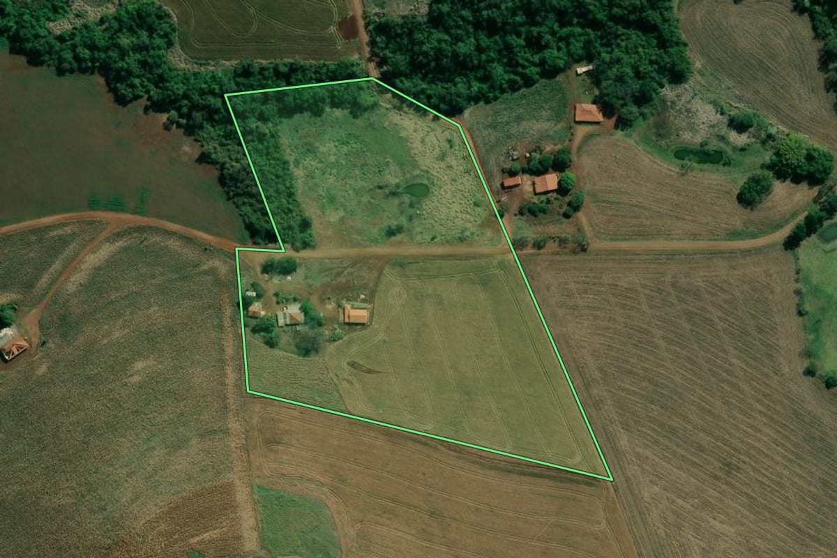 Imagem de satélite do imóvel rural em Santo Antônio da Platina (PR), com o contorno declarado no CAR desenhado por cima.