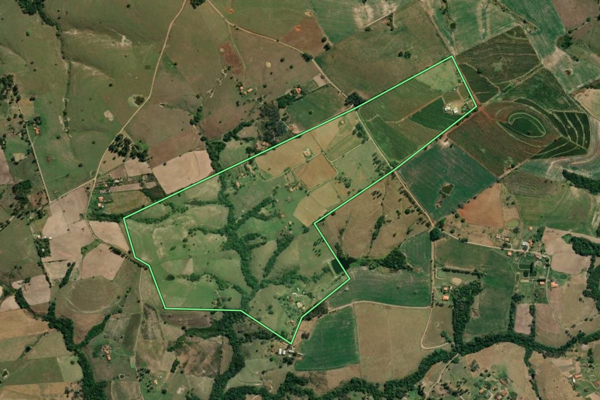 Imagem de satélite do imóvel rural em Santo Antônio da Platina (PR), com o contorno declarado no CAR desenhado por cima.
