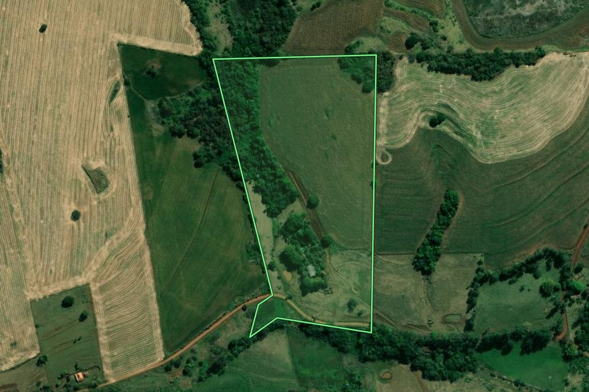 Imagem de satélite do imóvel rural em Santo Antônio da Platina (PR), com o contorno declarado no CAR desenhado por cima.