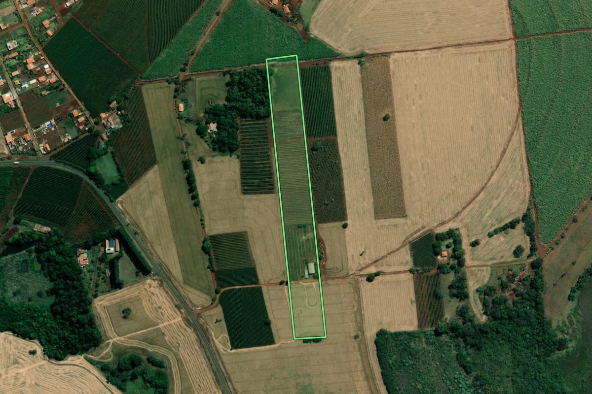 Imagem de satélite do imóvel rural em Santo Antônio da Platina (PR), com o contorno declarado no CAR desenhado por cima.