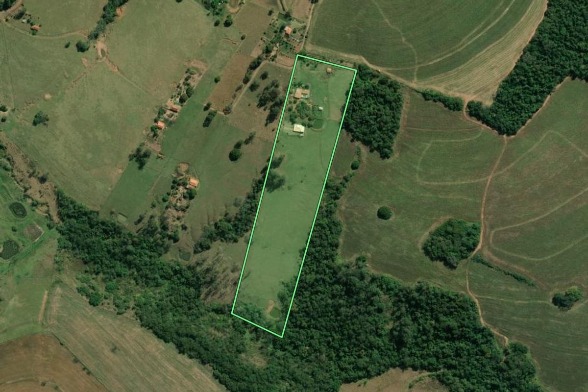 Imagem de satélite do imóvel rural em Santo Antônio da Platina (PR), com o contorno declarado no CAR desenhado por cima.