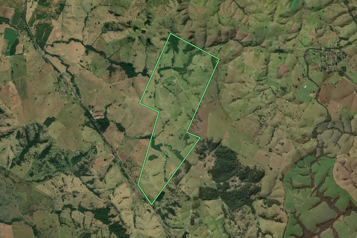 Imagem de satélite do imóvel rural em Santo Antônio da Platina (PR), com o contorno declarado no CAR desenhado por cima.