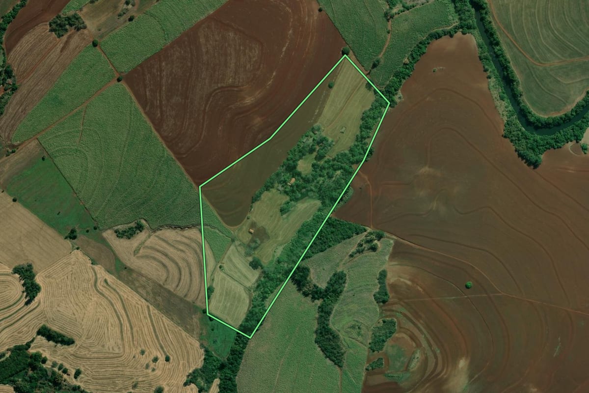 Imagem de satélite do imóvel rural em Santo Antônio da Platina (PR), com o contorno declarado no CAR desenhado por cima.