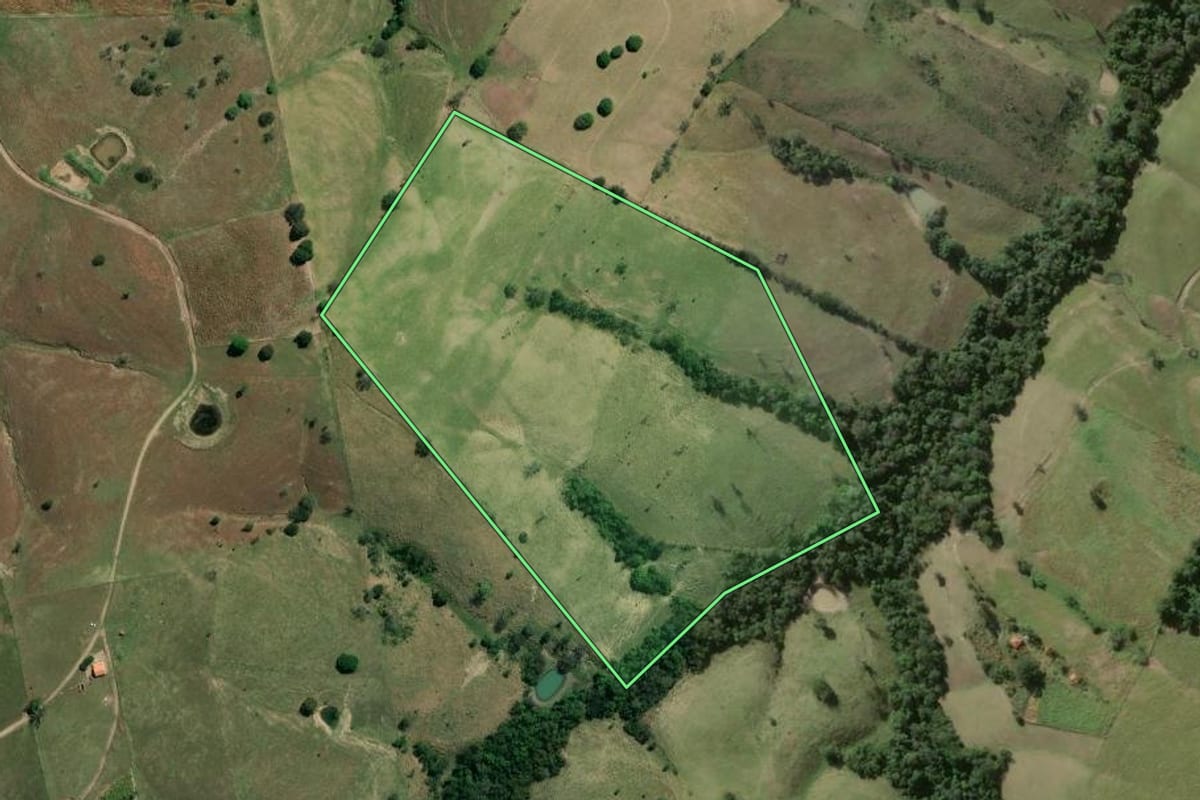 Imagem de satélite do imóvel rural em Santo Antônio da Platina (PR), com o contorno declarado no CAR desenhado por cima.