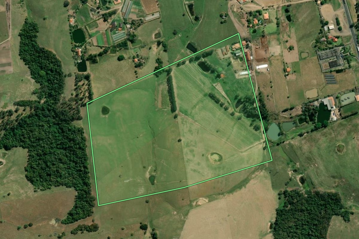 Imagem de satélite do imóvel rural em Santo Antônio da Platina (PR), com o contorno declarado no CAR desenhado por cima.