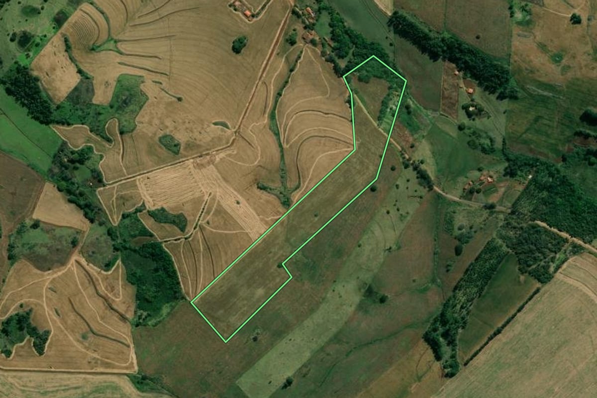 Imagem de satélite do imóvel rural em Santo Antônio da Platina (PR), com o contorno declarado no CAR desenhado por cima.