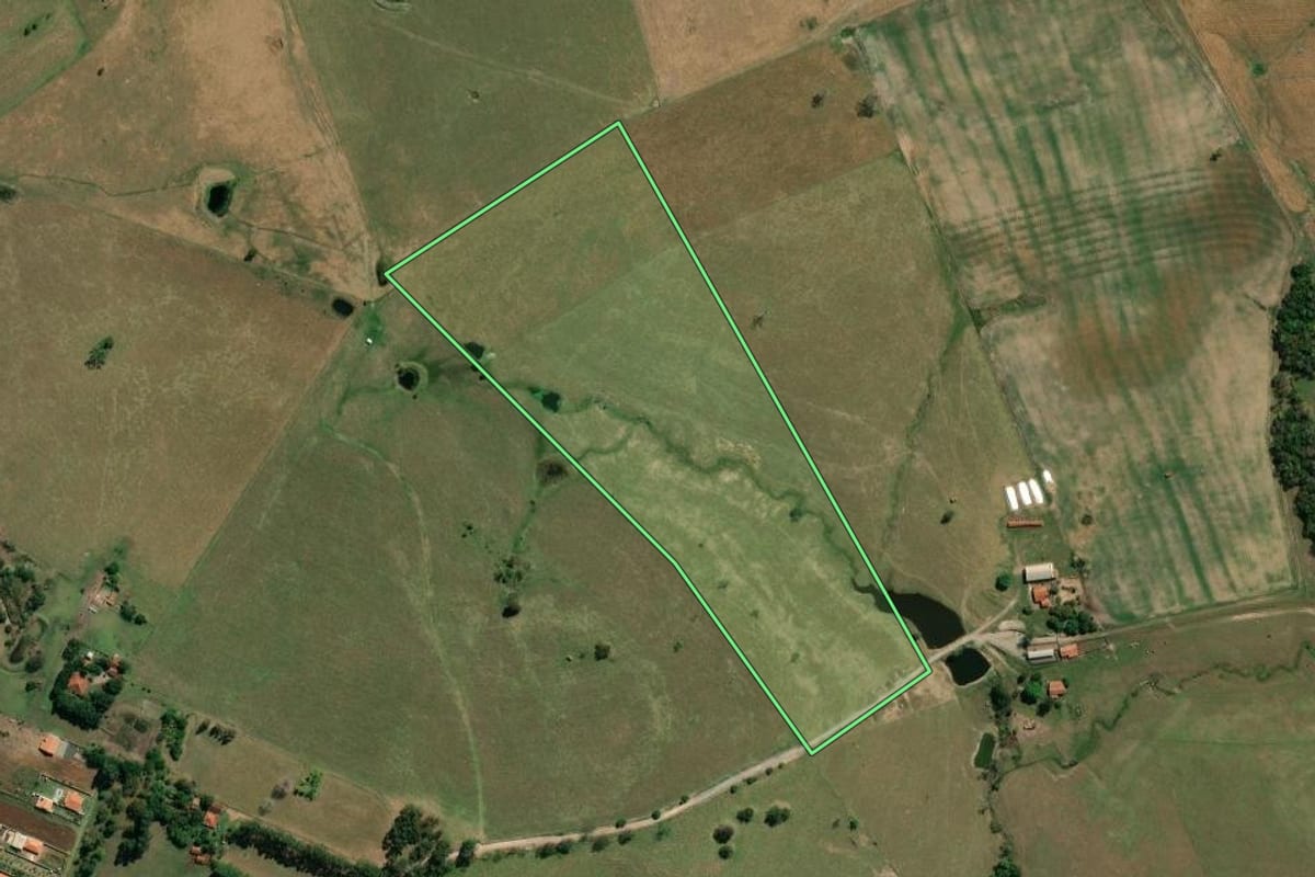 Imagem de satélite do imóvel rural em Santo Antônio da Platina (PR), com o contorno declarado no CAR desenhado por cima.