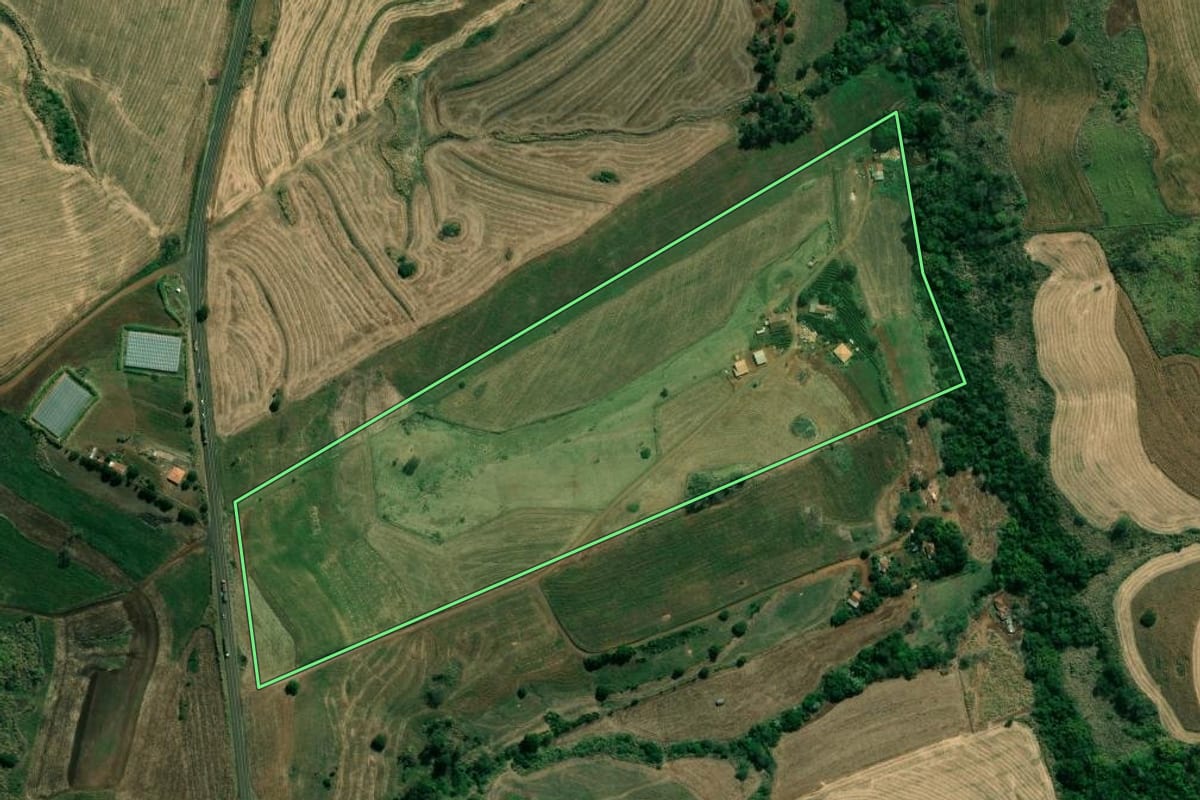 Imagem de satélite do imóvel rural em Santo Antônio da Platina (PR), com o contorno declarado no CAR desenhado por cima.