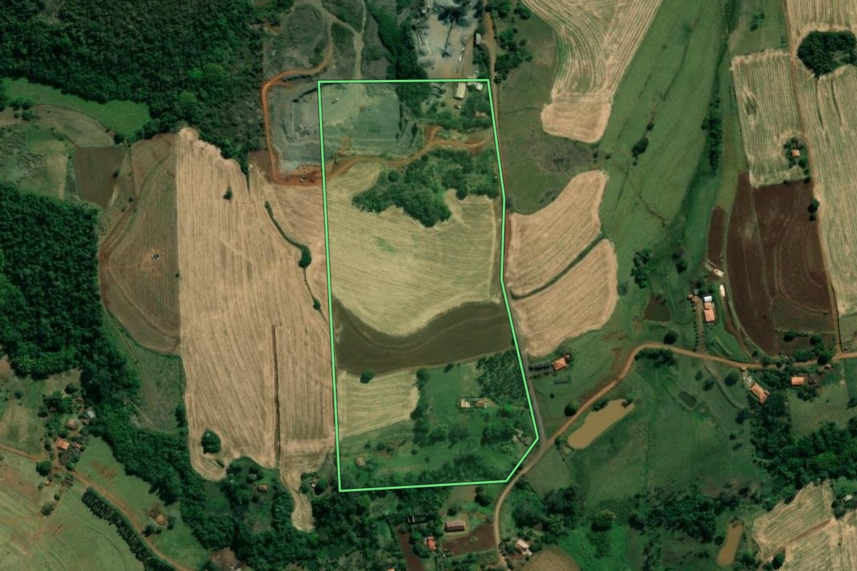 Imagem de satélite do imóvel rural em Santo Antônio da Platina (PR), com o contorno declarado no CAR desenhado por cima.