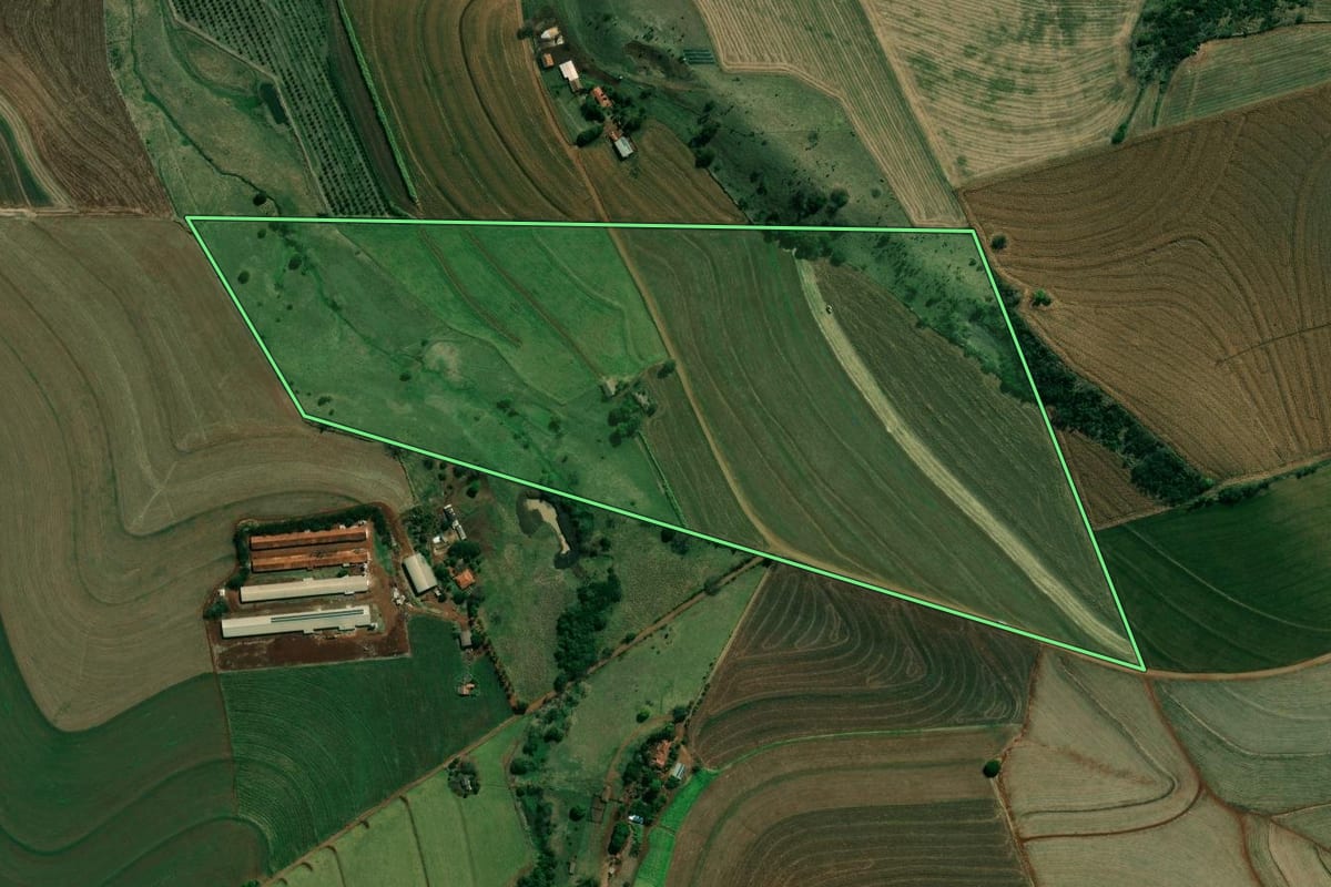 Imagem de satélite do imóvel rural em Santo Antônio da Platina (PR), com o contorno declarado no CAR desenhado por cima.