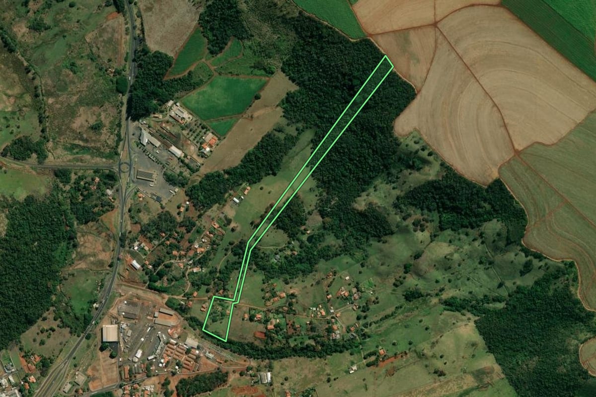 Imagem de satélite do imóvel rural em Santo Antônio da Platina (PR), com o contorno declarado no CAR desenhado por cima.