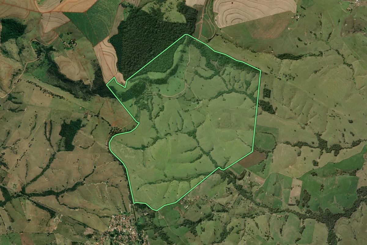 Imagem de satélite do imóvel rural em Santo Antônio da Platina (PR), com o contorno declarado no CAR desenhado por cima.