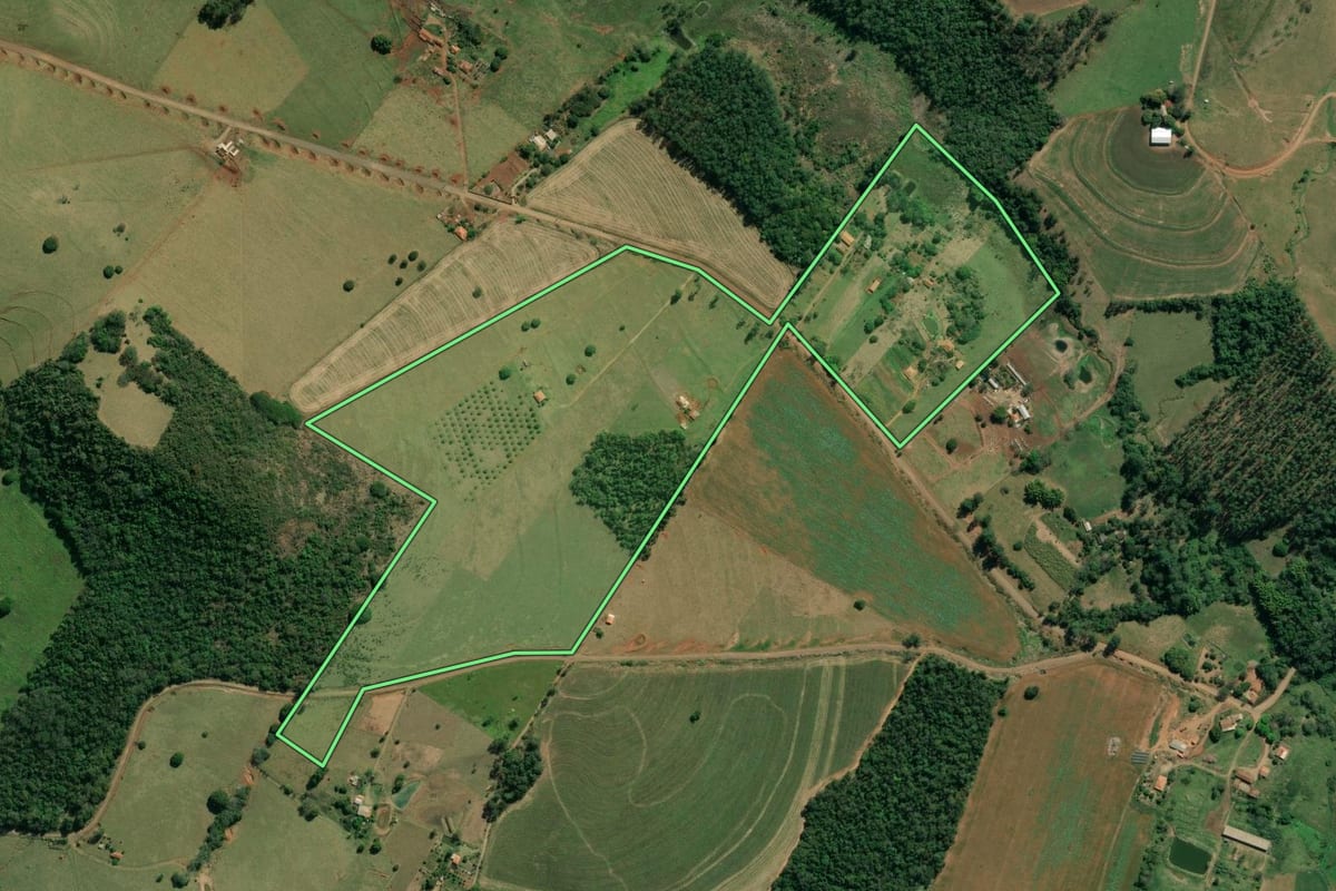 Imagem de satélite do imóvel rural em Santo Antônio da Platina (PR), com o contorno declarado no CAR desenhado por cima.