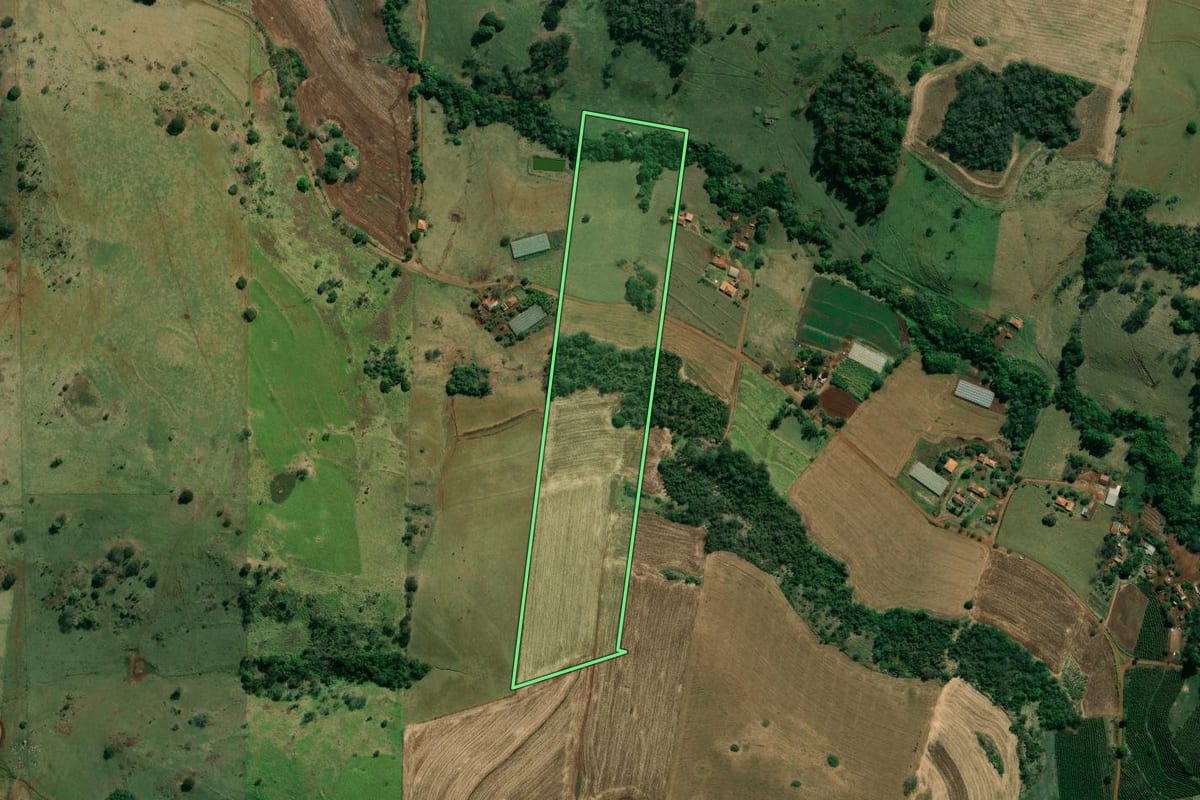 Imagem de satélite do imóvel rural em Santo Antônio da Platina (PR), com o contorno declarado no CAR desenhado por cima.