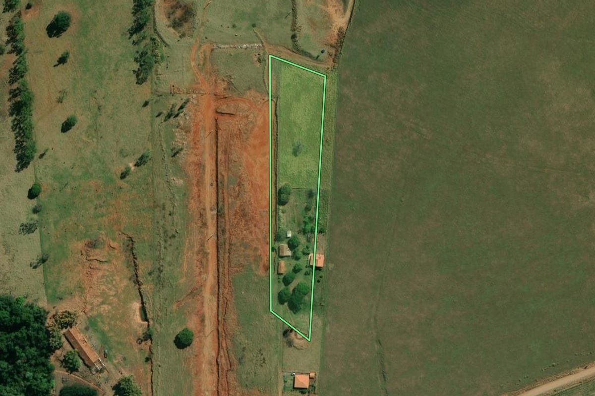 Imagem de satélite do imóvel rural em Santo Antônio da Platina (PR), com o contorno declarado no CAR desenhado por cima.