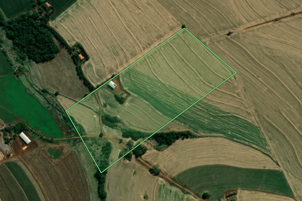 Imagem de satélite do imóvel rural em Santo Antônio da Platina (PR), com o contorno declarado no CAR desenhado por cima.